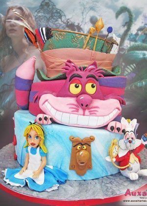 Tarta Disney Alicia en el pais de las maravillas con cabeza grande del Gato de Cheshire, figura de Alicia sentada, Conejo Blanco y Puerta Parlante sobre base de dos pisos