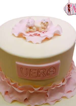 Tarta bautizo baby shower rosas con flor rosa, dos bebés dormidos y placa con el nombre VERA