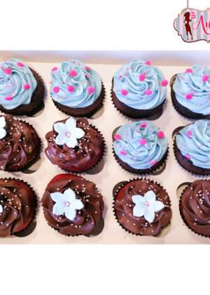 Cupcakes chocolate y flores azules