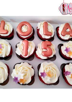 Cupcakes con letras y flores