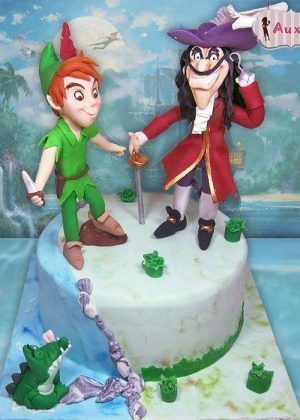 Tarta Disney Peter Pan y Capitán Garfio con figuras 3D de Peter Pan y Capitán Garfio enfrentados, Cocodrilo verde en la base y decoración de mar y olas