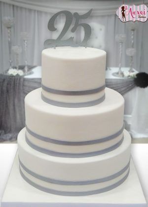 Tarta 25 aniversario de boda blanca y plata