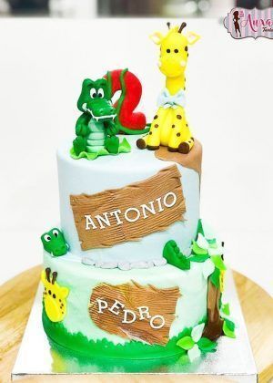 Tarta animales cocodrilos y jirafas personalizada con nombres Antonio y Pedro, cocodrilo, jirafa y número 2 en Auxai Tartas