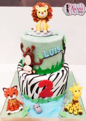 Tarta animales de la selva 2 pisos con león, mono, tigre, jirafa, hipopótamo y nombre LUIS