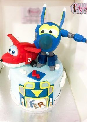 Tarta aviones Disney con Dusty Crophopper rojo y robot-avión azul en la cima, nombre FER y detalles de piloto en Auxai Tartas