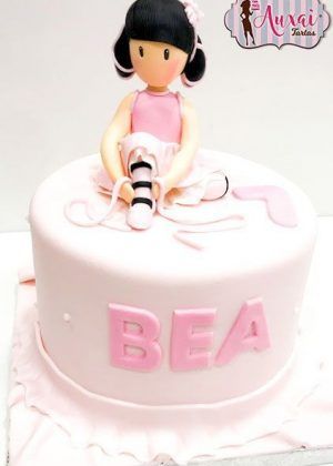 Tarta muñeca Gorjuss bailarina con figura de bailarina sentada y nombre BEA en Auxai Tartas