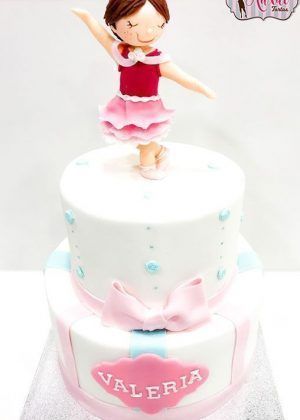 Tarta bailarina niña 2 pisos con figura de bailarina en tutú rojo y rosa y nombre VALERIA en Auxai Tartas