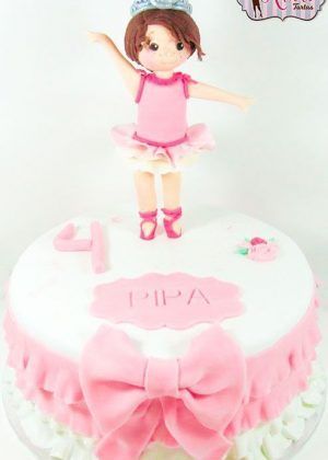 Tarta bailarina niña con figura de bailarina con corona y tutú rosa, nombre PIPA y número 4 en Auxai Tartas