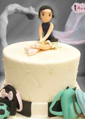 Tarta bailarina deportista con figura de bailarina sentada, mochila negra, mochila turquesa y balón de fútbol en Auxai Tartas