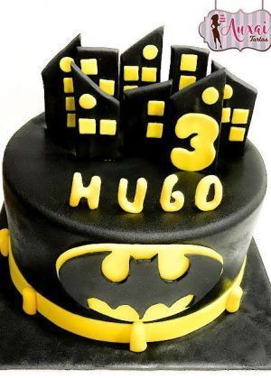 Tarta super héroes logo Batman negra con logo amarillo, edificios de Gotham y nombre HUGO con número 3