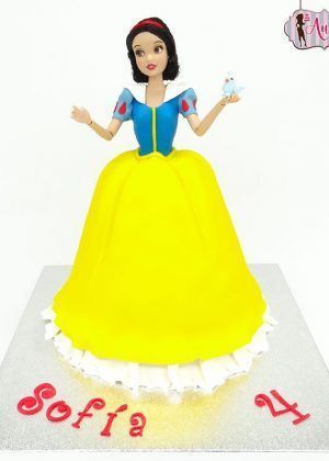 Tarta Princesa Disney Blancanieves con figura de Blancanieves en vestido amarillo y azul sosteniendo un pajarito, nombre Sofía y número 4