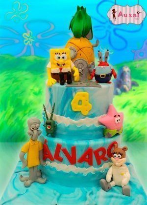 Tarta Bob Esponja 2 pisos con figuras de Bob Esponja, Patricio Estrella, Arenita y otros personajes de la serie