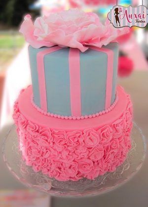 Tarta de Boda rosa y gris de dos pisos con lazo rosa, gran peonía rosa superior y base cubierta de rosas de fondant