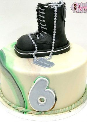 Tarta bota militar con bota negra, placas de identificación y número 6 en fondant camuflaje