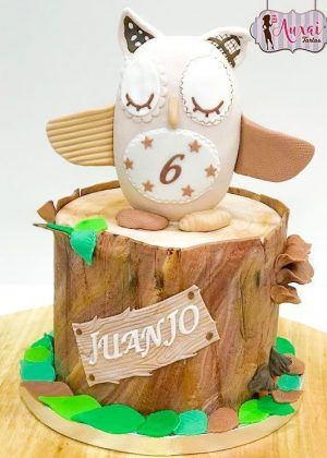 Tarta animales búho peluche con búho beige de estilo peluche sobre tronco de árbol y nombre Juanjo