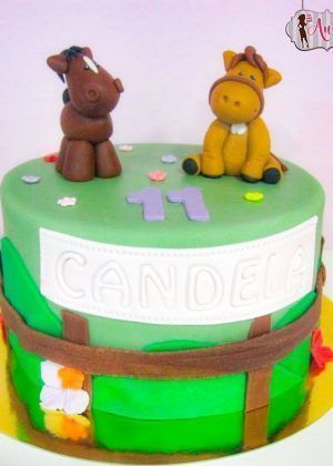 Tarta animales caballos dibujos animados con dos caballos cartoon marrón y amarillo, nombre Candela y número 11