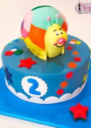 Tarta animales caracol infantil con caracol multicolor de estilo cartoon y número 2