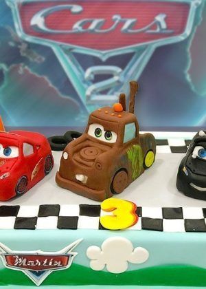 Tarta Rayo McQueen 3 personajes con figuras de Rayo McQueen, Mate y Jackson Storm