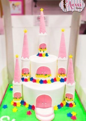 Tarta Castillo de Princesas con torres rosas, flores y nombre Clara