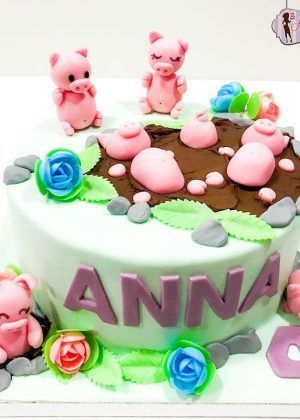 Tarta animales cerdito con varios cerditos rosados en charco de lodo, nombre Anna y número 4