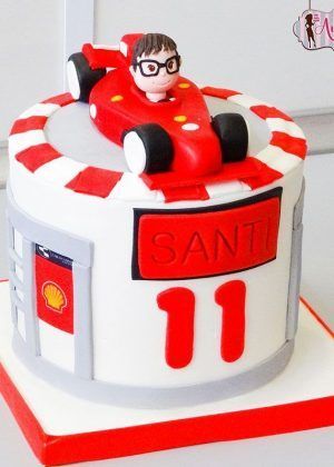 Tarta coche circuito Fórmula 1 con coche rojo de carreras y figura del piloto sobre un circuito personalizado con nombre Santi y número 11