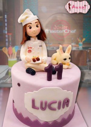 Tarta niña Masterchef Junior con figura de la niña chef y conejito, personalizada con nombre Lucía y número 11