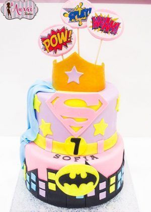 Tarta super héroes chicas con logos de Superman y Batman, corona dorada y toppers POW!, SPLAT! y WHAM! personalizada con nombre Sofia