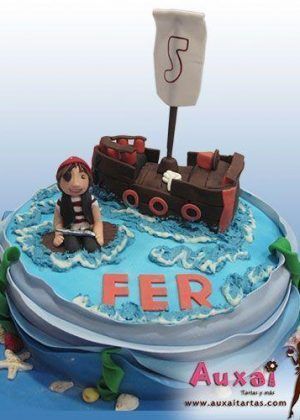 Tarta niño con Barco Pirata con barco pirata marrón, figura del niño náufrago y nombre FER en la base