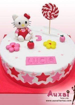 Tarta Hello Kitty con figura del personaje, piruleta grande y nombre Lucia con número 3