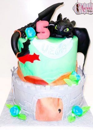 Tarta Disney Cómo entrenar a tu dragón con figura de Desdentado, castillo y nombre Vega con número 5