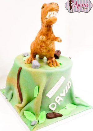 Tarta dinosaurio Tiranosaurio Rex T-rex con figura 3D realista del dinosaurio y nombre David en la base