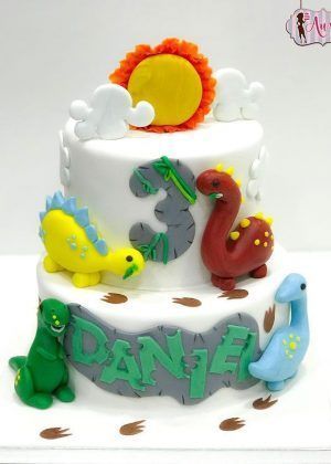 Tarta dinosaurios bebés 2 pisos con dinosaurios de colores, número 3 y nombre Daniel