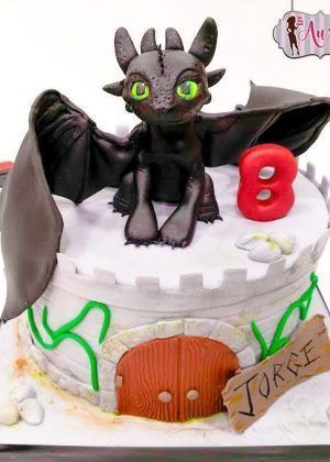Tarta Disney Como entrenar a tu dragón con figura de Desdentado sobre castillo y nombre Jorge con número 8
