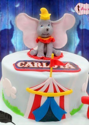 Tarta Disney Dumbo con figura del elefante volador, carpa de circo y nombre Carlota