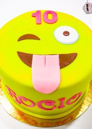 Tarta emoticono emoji amarilla con cara de lengua fuera, número 10 y nombre Rocio en rosa