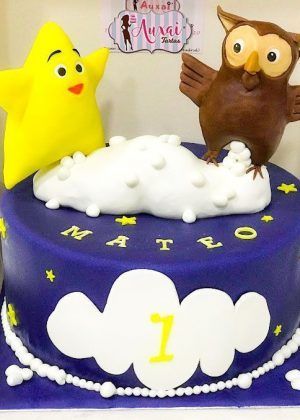 Tarta Twinkle Twinkle Little Star 1 año con estrella amarilla, búho marrón y nombre Mateo en azul
