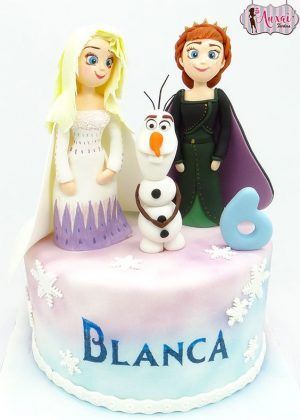 Tarta Disney Frozen 2 con figuras de Elsa, Anna y Olaf y nombre Blanca