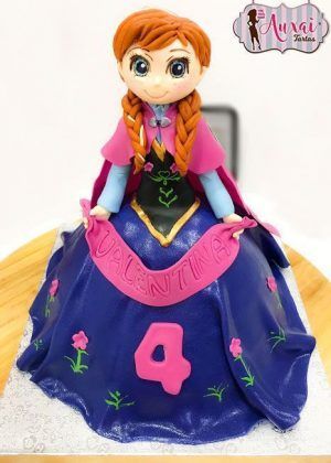 Tarta Disney princesa Anna Frozen con figura 3D de Anna y nombre Valentina