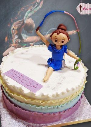 Tarta niña gimnasia rítmica con figura de gimnasta en leotardo azul y nombre Teresa
