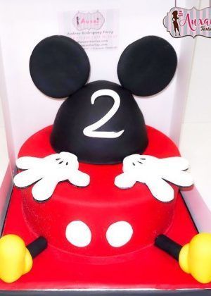 Tarta Disney media cara de Mickey con orejas, manos blancas y número 2