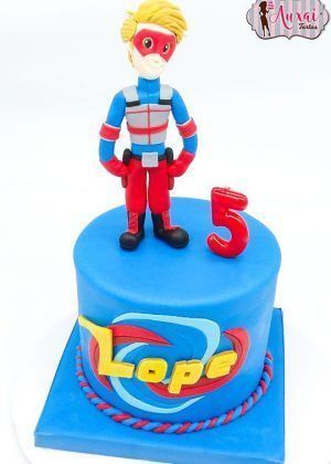 Tarta Henry Hart - Henry Danger en azul con figura de Henry Hart de pie, máscara roja, nombre LOPE y número 5