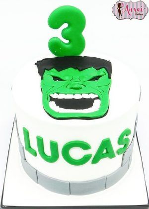 Tarta super héroes cara de Hulk en 2D en blanco con cara grande verde de Hulk, número 3 y nombre LUCAS en letras verdes