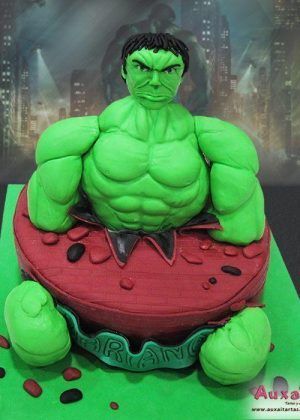 Tarta super héroes Hulk con figura grande de Hulk musculoso, base roja con escombros y nombre BRIAN en verde
