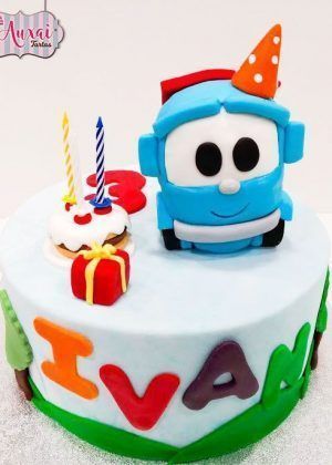 Tarta Leo el Camión con figura de Leo con gorro de fiesta, regalo, velas y nombre IVAN en Auxai Tartas