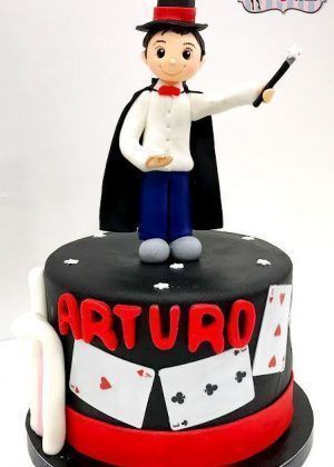 Tarta Disney Princesa La Sirenita con figura de Ariel sentada sobre roca, número 5 y nombre SOFÍA en cartel de madera