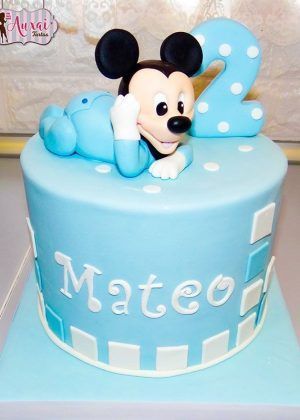 Tarta Disney Mickey Mouse bebé con figura de Mickey, número 2 y nombre Mateo