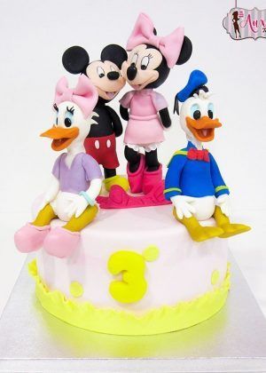 Tarta Disney Mickey Minnie Daisy y Donald con los cuatro personajes sentados y número 3