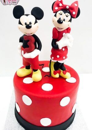 Tarta Disney Mickey y Minnie con figuras de Mickey y Minnie y número 3