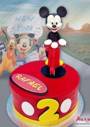 Tarta Disney Mickey Mouse en moto con figura de Mickey, moto roja y nombre Rafael