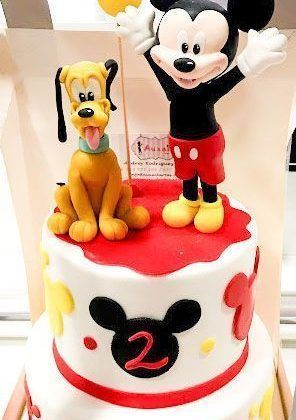 Tarta Disney Pluto y Mickey Mouse con figuras de Mickey y Pluto, globos y nombre Alejandro